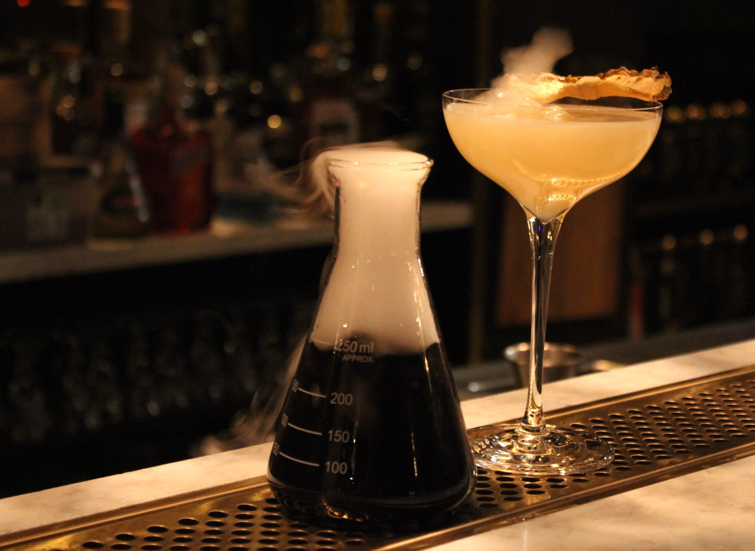 Cocktail bar i steampunkmiljö
